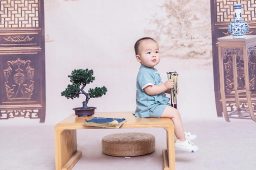 慈溪宝宝边吃奶边挣扎烦躁
